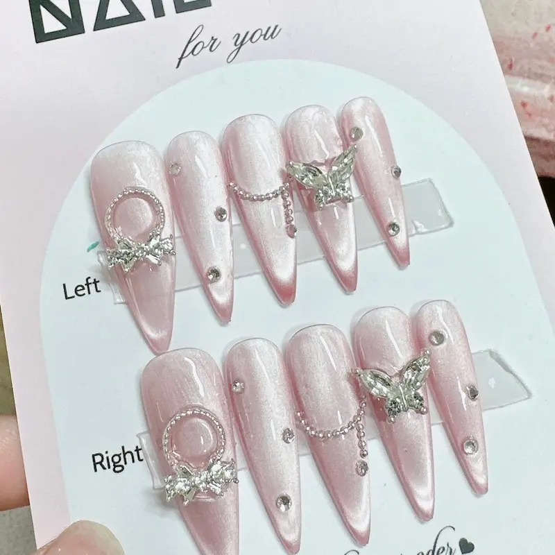 Nailbox thiết kế nền hồng thạch mắt mèo form nhọn, đính charm đá xinh xắn nhà Chichinailbox