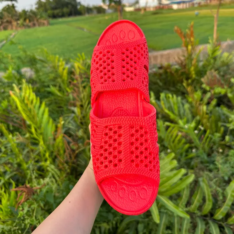Dép tổ ong siêu nhẹ màu ĐỎ có size từ 35-43, chất liệu nhựa EVA cao cấp giúp đi êm chân và thoáng chân 3