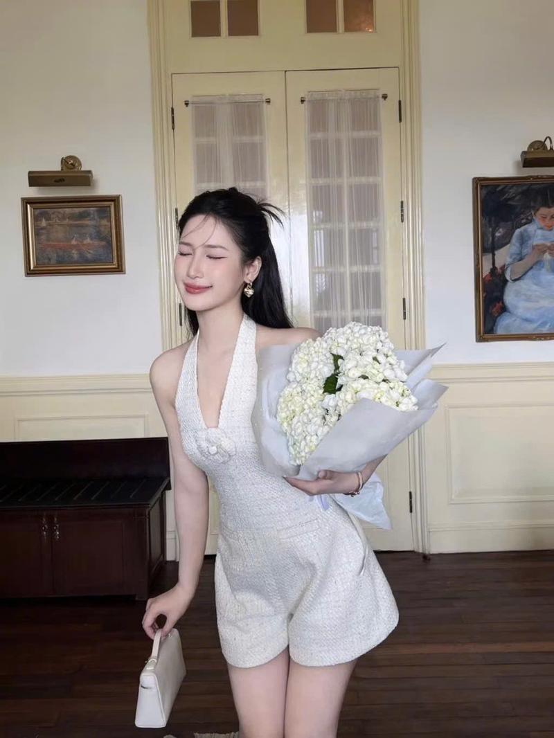 Product Introduction of P84 - Jumpsuit tiểu thư vại dạ tweed cổ yếm phối hoa trà dáng ngắn xinh xắn 9