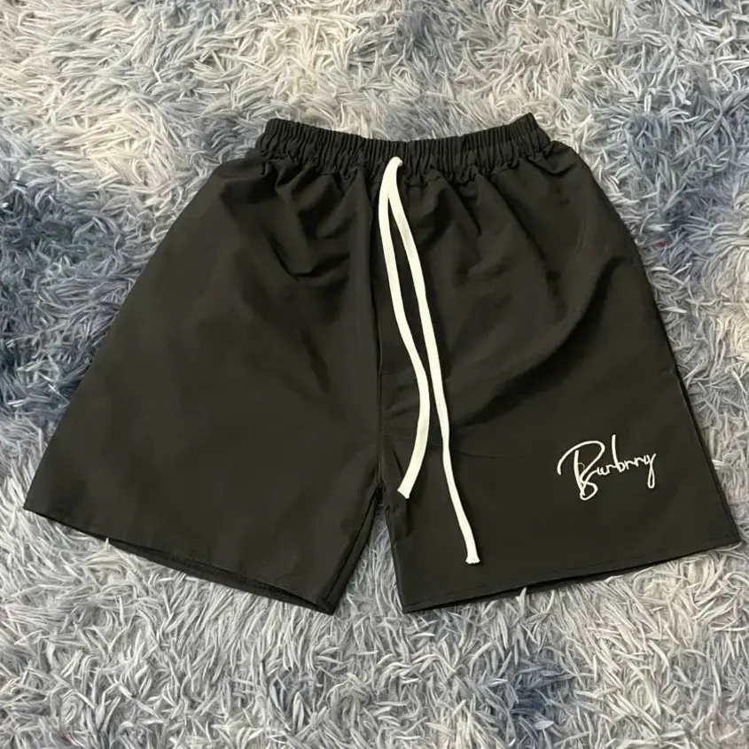Quần short gió bản thêu chữ trắng cho boy phố