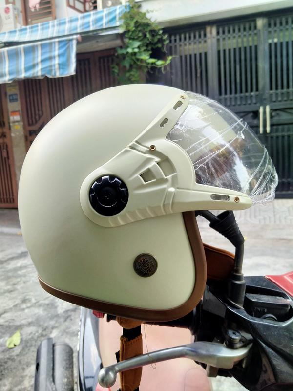 Mũ Bảo Hiểm 3/4 Kính Càng Lót Nâu Màu Kem, Mũ Bảo Hiểm Chính Hãng Cao Cấp [sử dụng vật liệu ABS để làm vỏ mũ vừa đảm bảo khả năng bao vệ vị trí dễ bị tổn thương như đỉnh đầu, gáy, thái dương.]