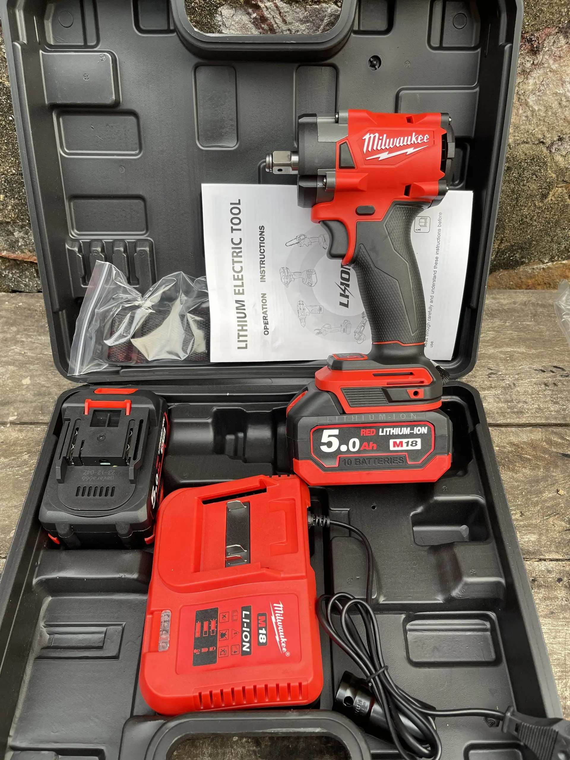 Máy siết ốc bulong MILWAUKEE M18 2855 lực siết 480Nm chân pin phổ thông