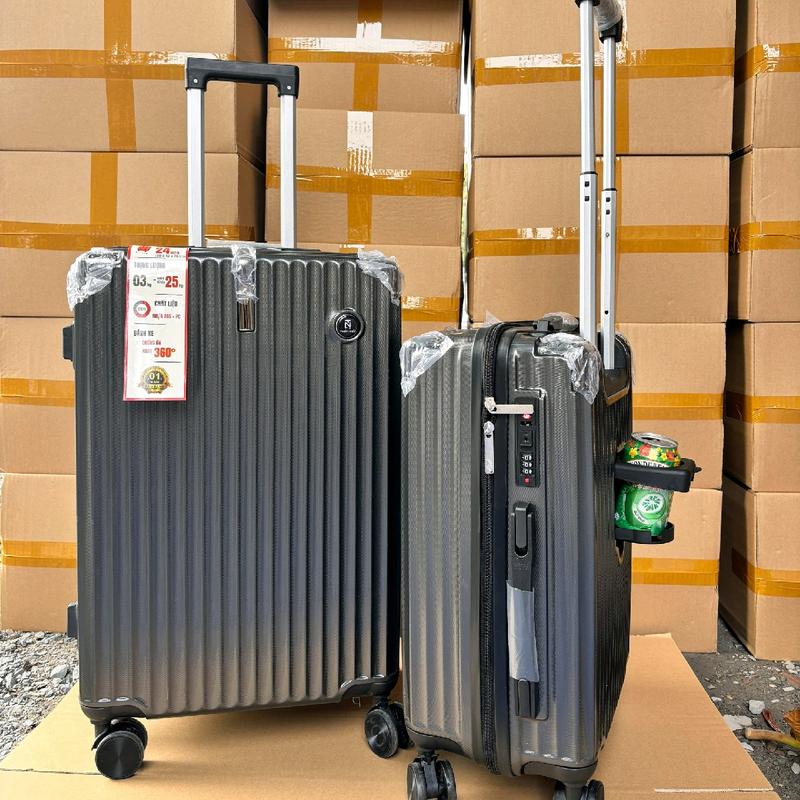 Vali kéo nhựa pc, chống xước, có móc treo đồ,bo nhôm 4 góc, khay để ly nước, lỗi 1 đổi 1 miễn phí, bh 2 năm 4 bánh xe quay 360 độ Có thể mở rộng 4 bánh xoay 360 đen tuyền