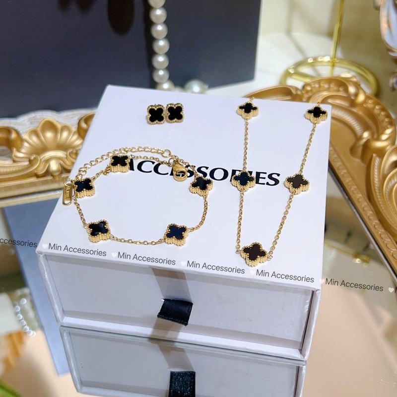 Set khuyên tai vòng cổ vòng tay titan cỏ 4 lá mini 8mm không đen k han rỉ Phụ kiện trang sức by Min Accessories