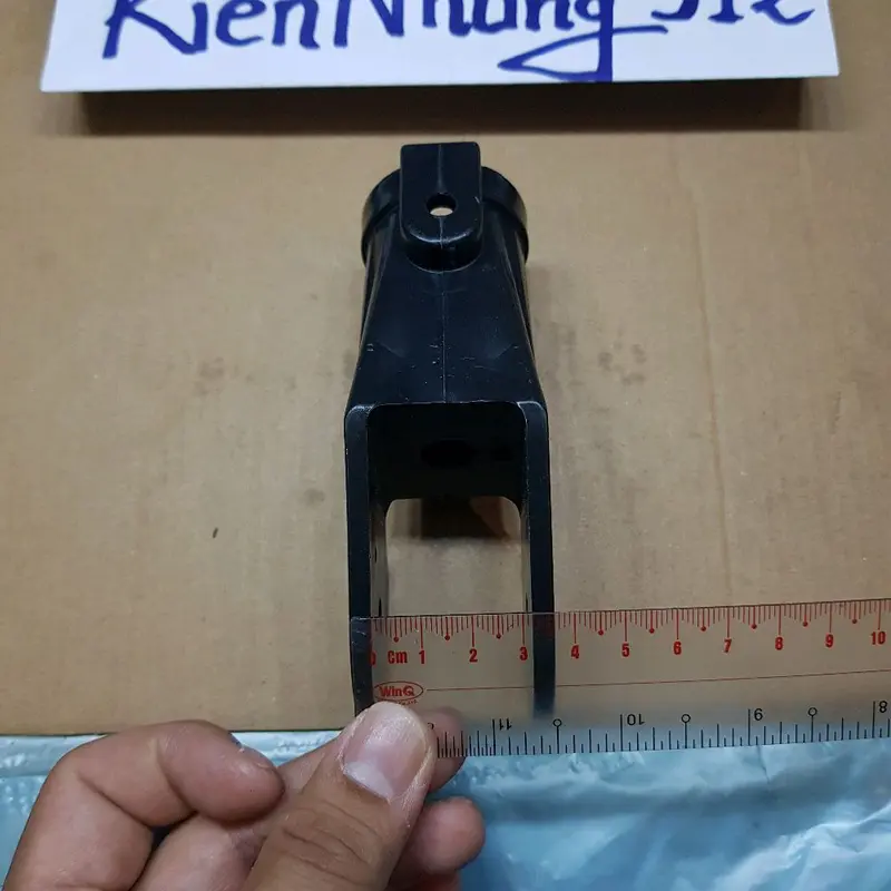 Típ cổ quạt công nghiệp , đường kính lỗ ống là 25mm , độ dày để bắt cổ là 32mm , giúp cố định phần ống sắt với thân dưới quạt 4
