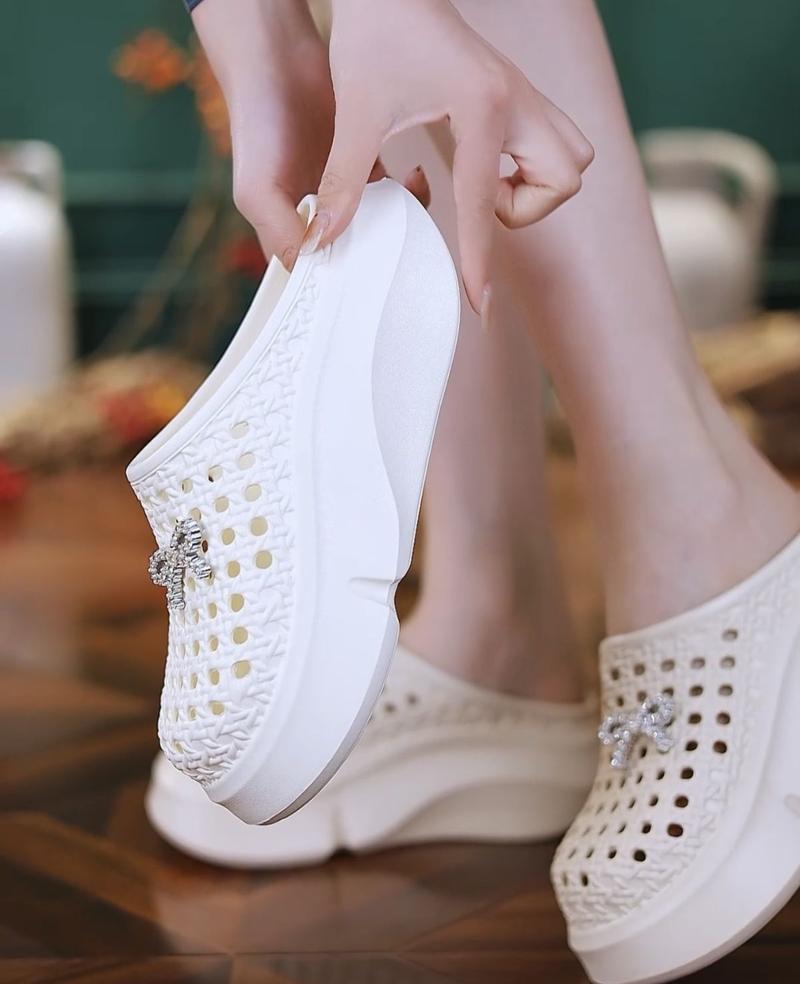 Product Introduction of Giày Tăng Chiều Cao, Bán Chạy Cho Mùa Lò Xo Và Mùa Hè, Đế Dày 7Cm, Siêu Nhẹ, Thoải Mái Khi Bước, Thời Trang, Thiết Kế Dễ Phối Đồ, Guốc, Phong Cách, Giày Tăng Chiều Cao dép  bùi  trà，Tăng thêm 7cm dép  chữ  h 10