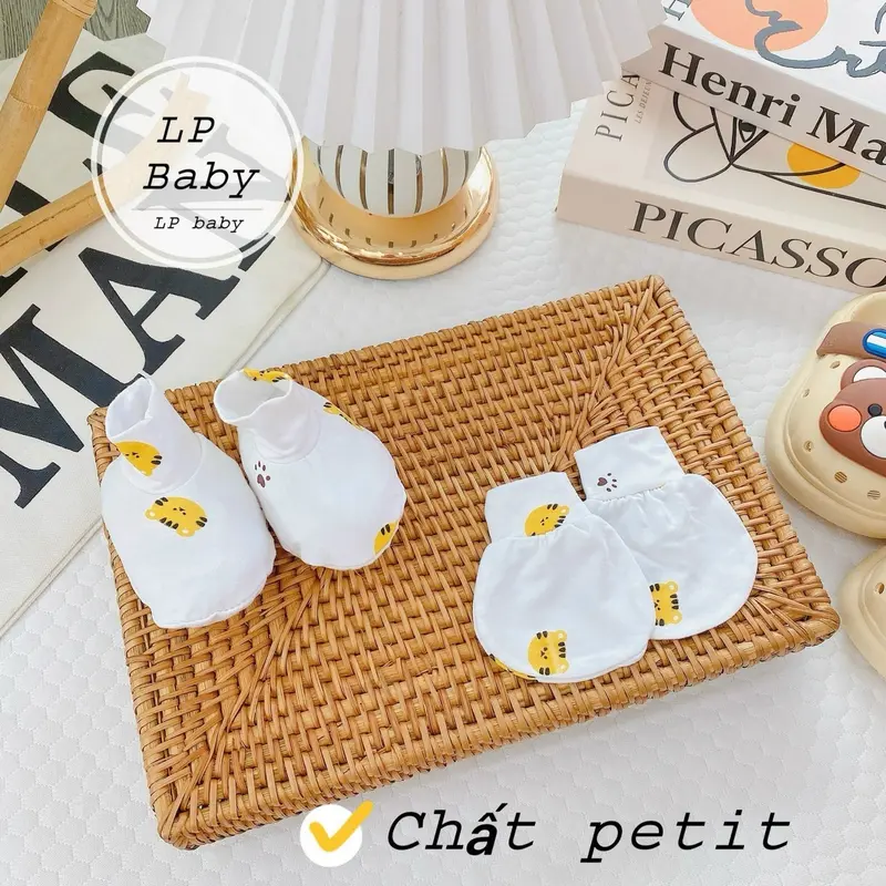 ￼Sét 5 bao tay,  5 bao chân cho bé sơ sinh Chất liệu : vải thun petit cao cấp rất mềm mại và mát mẻ cho bé yêu sự khởi đầu hoàn hảo Sai cho bé từ 0-3 tháng 4