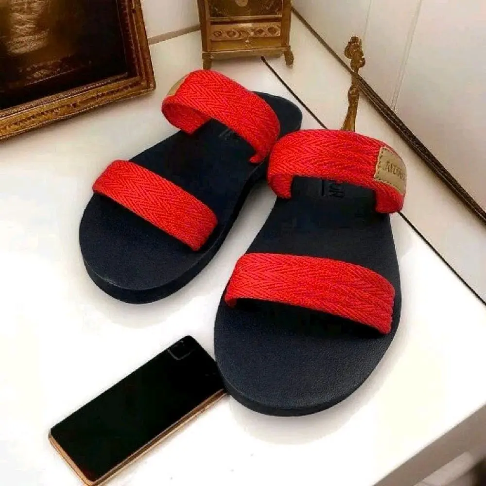 dép quai 2 quai ngan dù logo tem in dành cho nam và nữ  Sandal Cao Su Đế Bằng