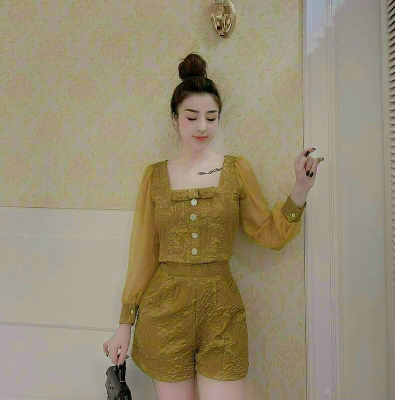 Sét gấm nổi hoa tay voan dài kết hợp quần đùi có hai túi