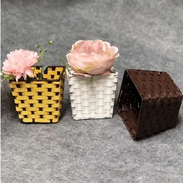 giỏ cắm hoa khung sắt nan nhựa giả mây 10*10cm 0