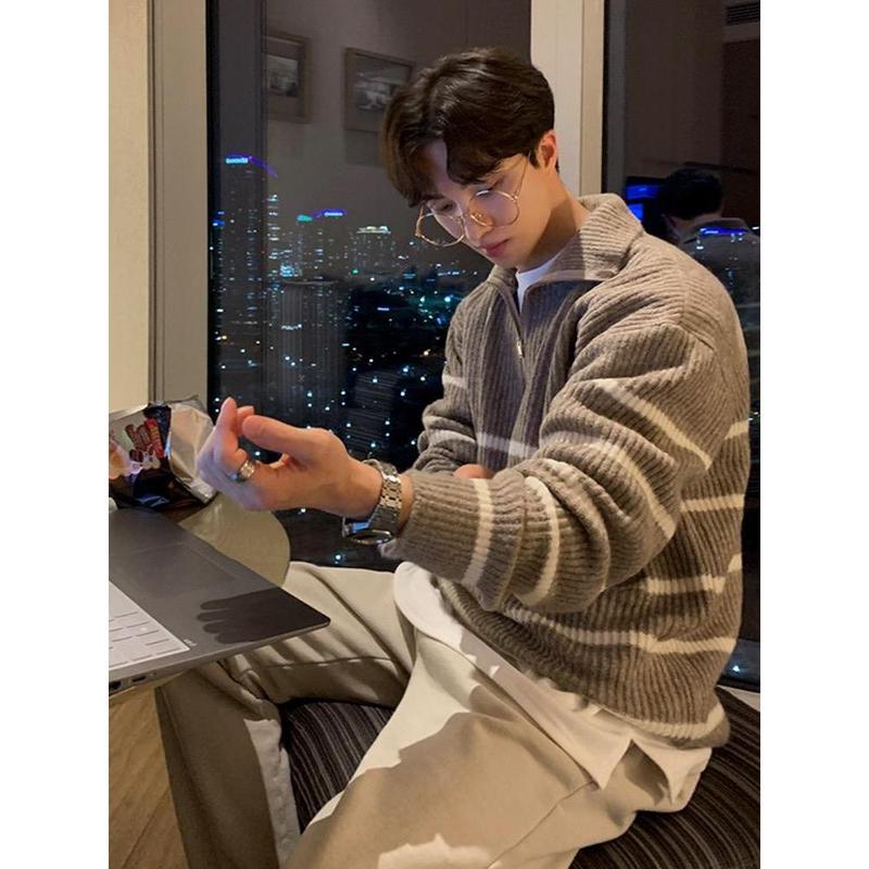 Áo Len Cổ Trụ Khóa Kéo Hoạ Tiết Kẻ Sọc Form Rộng Phong Cách Hàn Quốc Menswear