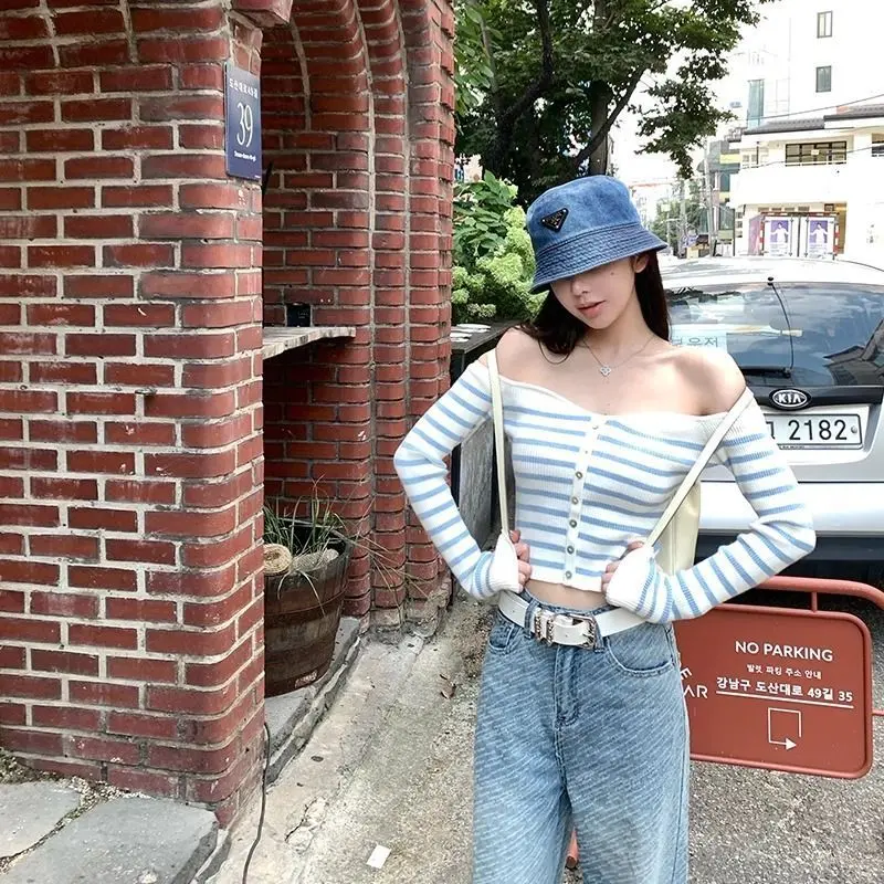 Áo Len Kẻ Sọc, Phong Cách Dễ Thương Và Gợi Cảm, Trễ Vai, Dệt Kim, Dành Cho Nữ, Thích Hợp Cho Mùa Thu, Thiết Kế Đẹp, Áo Len Độc Đáo Áo Sơ Mi Cơ Sở Trễ Vai Mỏng Vừa Vặn, Năm 2025