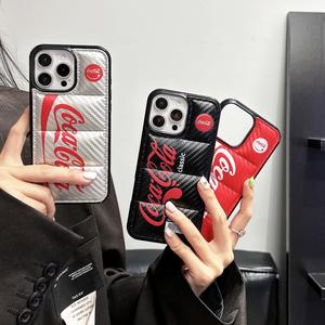 เสื้อแจ็คเก็ตขนเป็ด แบรนด์อินเทรนด์ เข้ากันได้กับ iPhone 16, 13 Pro, 12, 11, และ 15 Pro Max, ฝาครอบป้องกัน, สไตล์ Unisex, วัสดุที่เต็มไปด้วยผ้าฝ้าย, ความคุ้มครองเต็มรูปแบบ, ความรู้สึกระดับไฮเอนด์, กันกระแทก