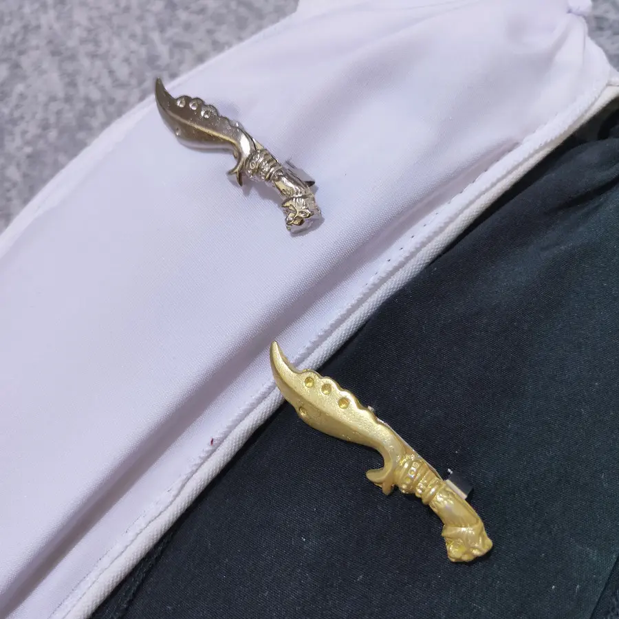 Aksesoris bros pin Kujang bahan logam Gold dan silver Emas Clips