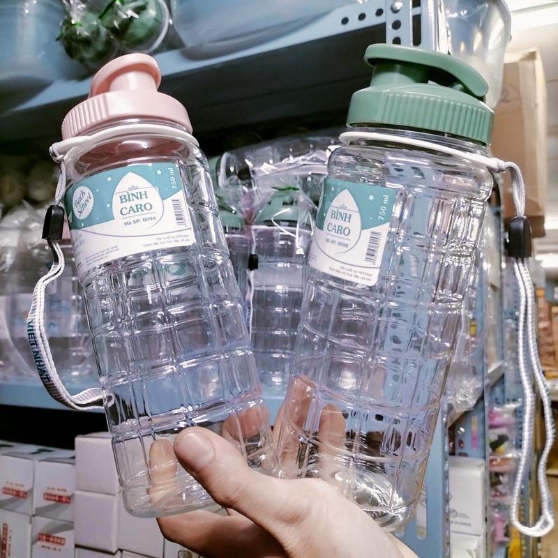 Bình Đựng Nước Cầm Tay Bình Nước Caro Việt Nhật Nhựa Cao Cấp 3 size - Có Dây Treo Siêu Tiên Lợi Bền