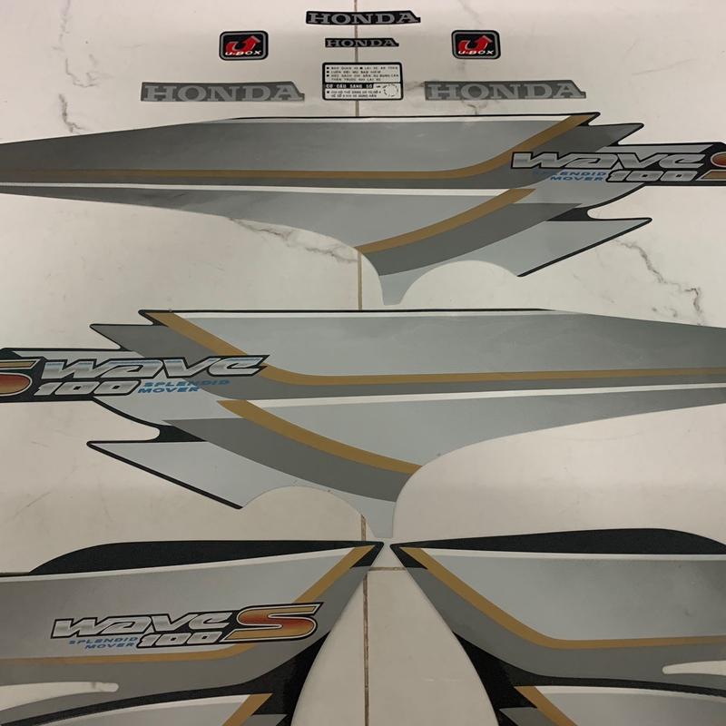 Bộ tem Honda wave s 100 2007 màu đen hàng nhập Thái Lan 3 lớp chất lượng cao dành riêng cho dòng xe này , tem in lụa màu sắc cực đẹp và bền, giá bán cực tốt bán lẻ như bán sỉ Nhãn Dán