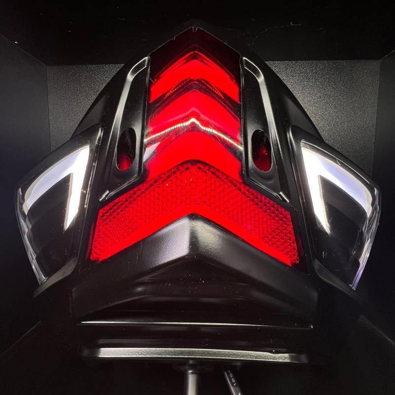 đèn Hậu led sau audi sau wave 110 gắn cho wave rs 110 không chỉnh màu đèn 1 chế độ chớp . 1 bóng đèn hậu kèm 2 bóng si nhan Xi Nhan Kem