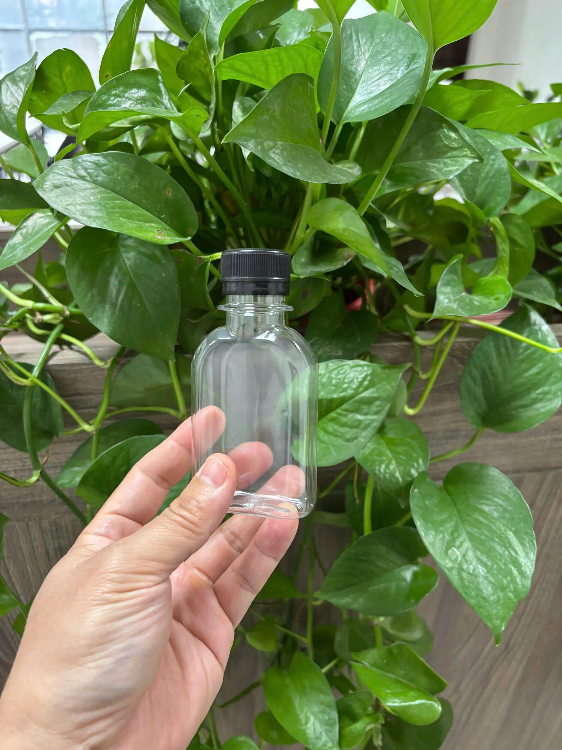 Chai PET dáng dẹt nhỏ, dung tích 110ml, nhựa nguyên sinh,  không chứa BPA, an toàn cho sức khỏe.