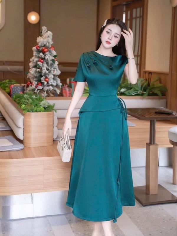 Đầm váy lụa dự tiệc QA xu hướng 2026 trang trí dây hoa điểm nhấn nhẹ nhàng sang trọng.