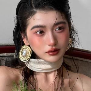 Bông Tai Kẹp Tai Ngọc Trai, Phong Cách Cổ Điển Châu Âu Và Mỹ, Thiết Kế Họa Tiết Đinh Tán Cỡ Lớn Và Thanh Lịch, Phong Cách Hồng Kông, Bông Tai Lớn, Thích Hợp Cho Cô Dâu Và Đám Cưới, Phụ Kiện