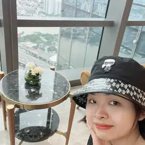 H A L I E N S H O P 68