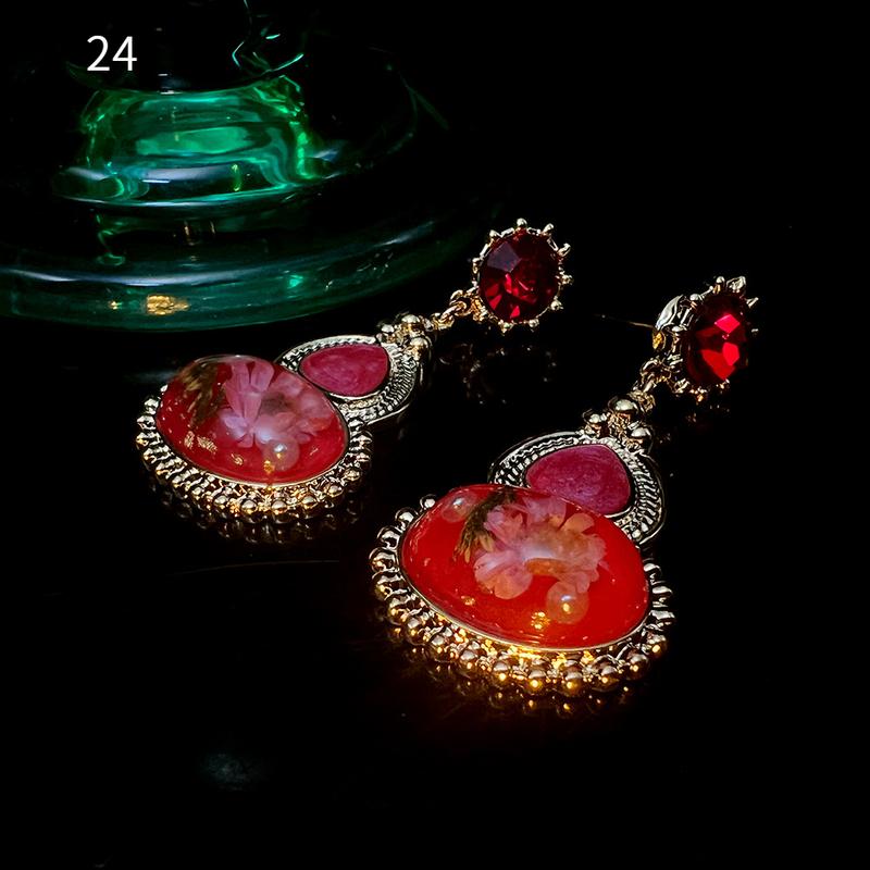 Product Introduction of 3 Pairs of French Ancient Amber Dried Flower Hot-Sale Earrings Combination Link Original Niche Gold Plated S925 High-Grade Earrings 28