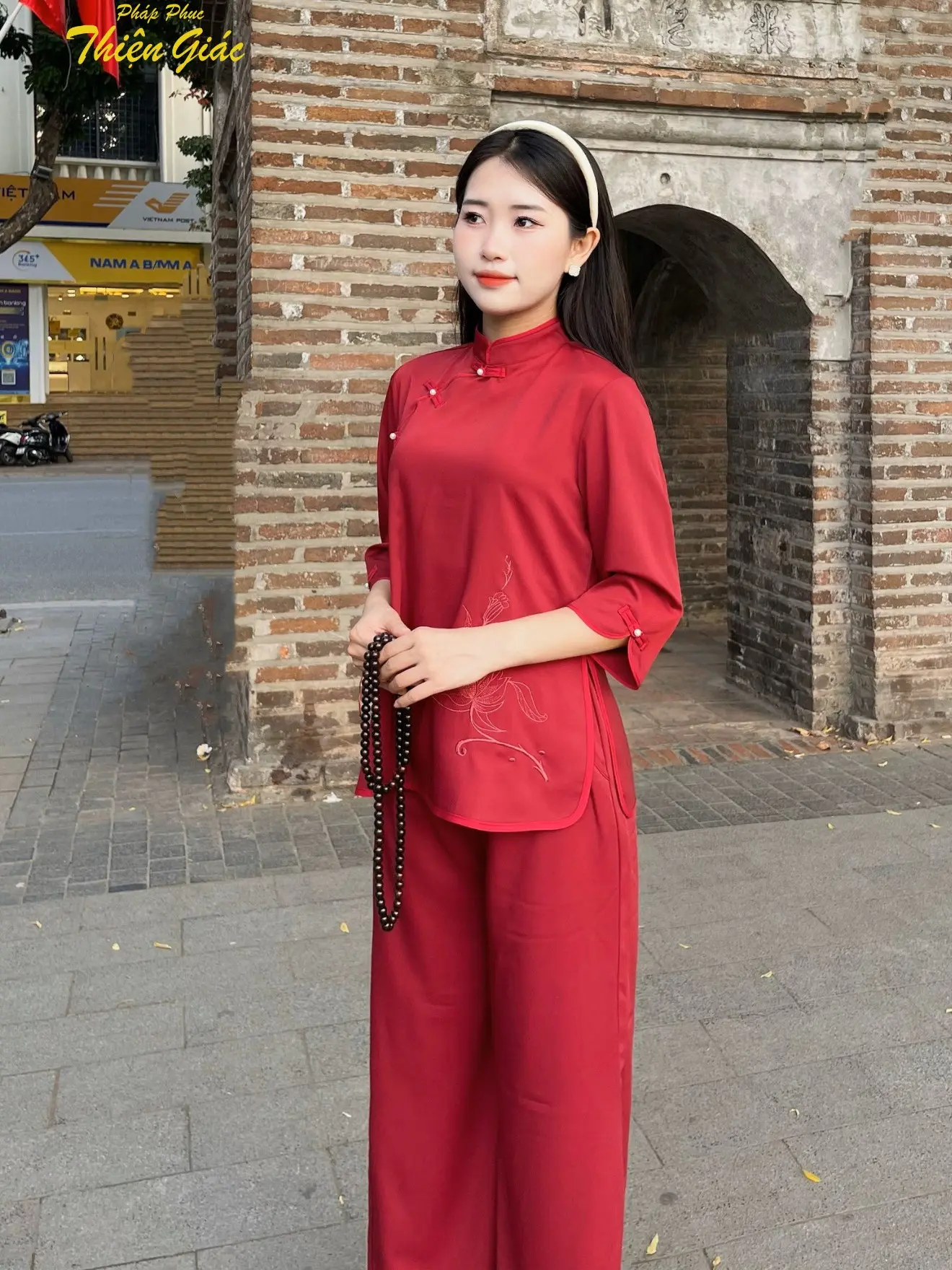 Set pháp phục Huyền Trang, chất liệu lụa trượt cao cấp mềm mại, họa tiết hoa thêu đính khuy ngọc chéo, thiết kế áo tay lỡ quần suông tôn dáng