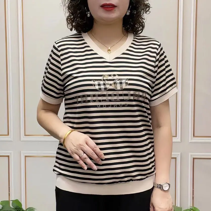 Áo Thun Ngắn Tay Sọc, Cổ Chữ V, Cao Cấp, Dáng Rộng Vừa Vặn, Phong Cách Phương Tây, Thích Hợp Cho Mẹ TRUNG NIÊN, Hàng Mới Về Mùa Hè, Kim Cương Nhẹ, Giấu Bụng, Mỏng Vừa Vặn, Thường Ngày Nữ Top