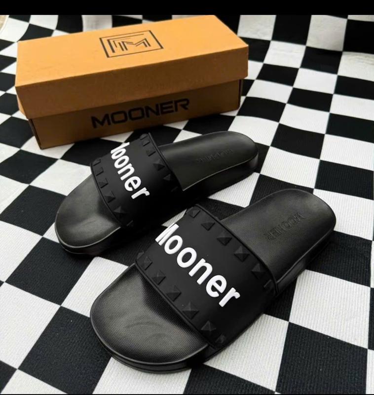   GIÁ RẺ NHẤT+ QUÀ KỀM KEO   Dép quai ngang slipper nam nữ MOONER CHŨ NỔI BÓNG ĐẾ IP QUAI PVC CAO CẤP   bản đế cao 3cm. bản đế đúc CỨNG mềm mại êm chân bh hàng 12 tháng theo đơn đặt hàng trên toàn quốc 
