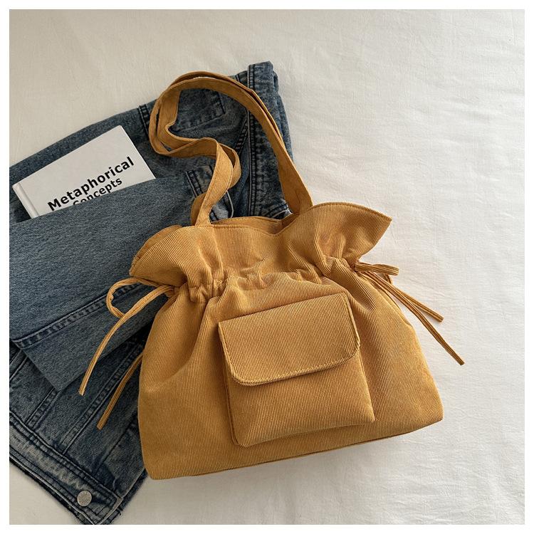 Product Introduction of New Korean Style Simple Shoulder Bag for Women with Drawstring Design, Fashionable Niche Commuter Underarm Bag, Elegant Versatile Handbag 11