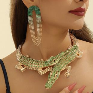 Product Introduction of Fashion Trend Necklace Retro Hollow Flower Inlaid Diamond Valentine's Day Necklace Clavicle Chain Jewelry 1