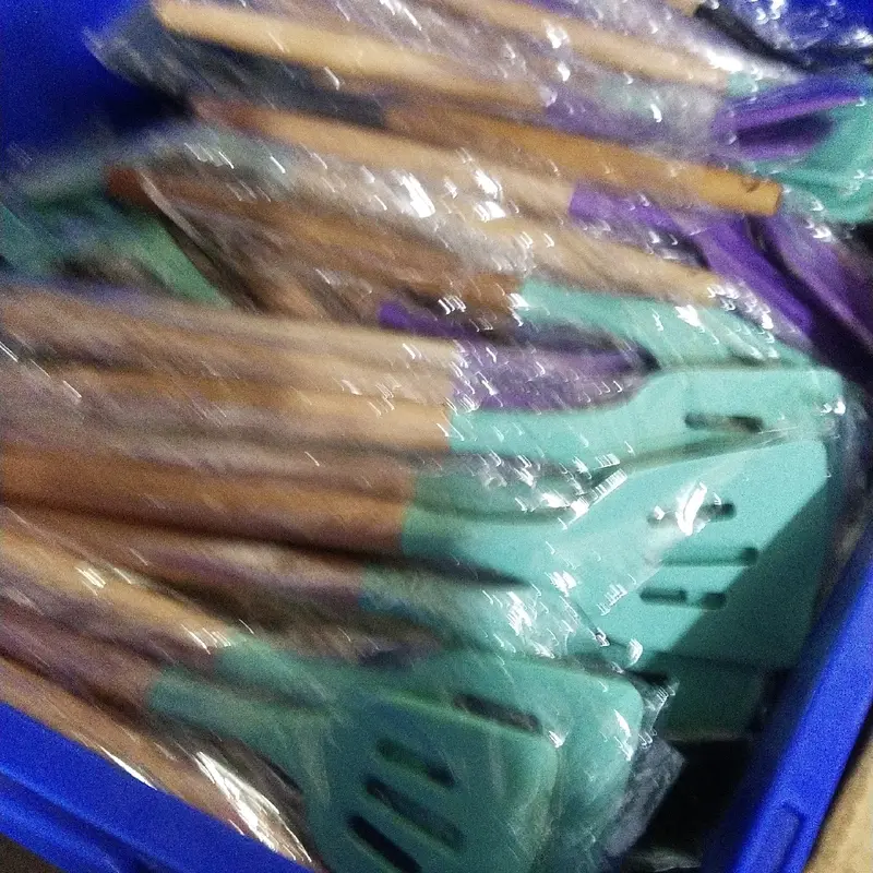 Spatula Lubang Gagang Kayu / Sendok Goreng Silikon Tahan Panas - 32 CM 3