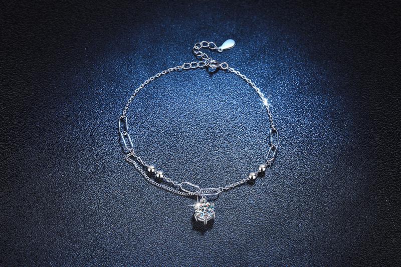 Product Introduction of S925 Sterling Silver Bracelet Female Diamond Bracelet Female Female Light Luxury Korean Bracelet 1 Karat D Color Moissanite Bracelet Female 5
