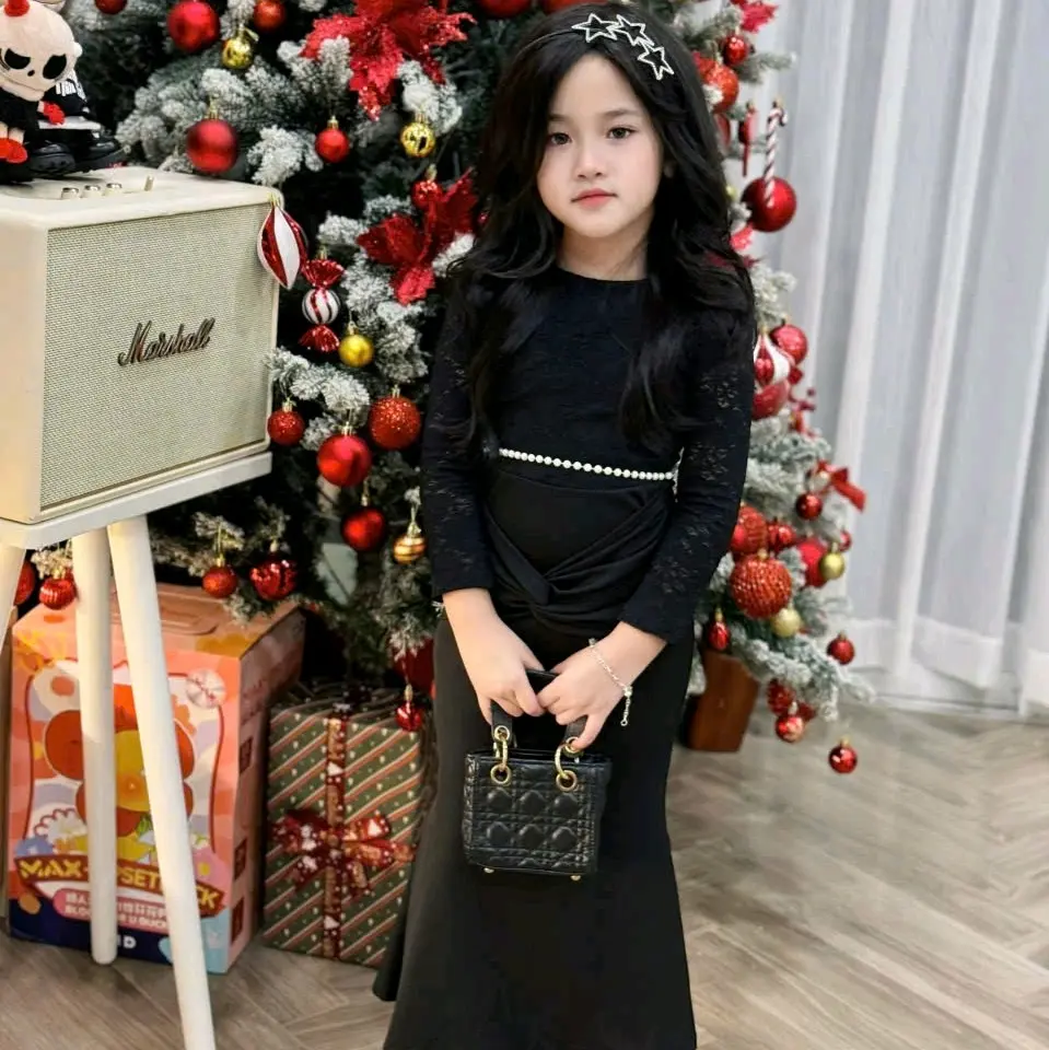 Sét body đi tiệc cho bé sang sịn mịn ,from dài chạm chân ko thua gì đồ người lớn luôn   Sét đính hạt xoàn ,áo hở lưng đồ sang chảnh thật