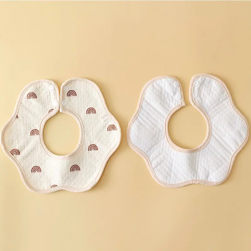 Yếm tròn xoay 360 cho bé chất liệu cotton mềm mịn thấm hút tốt, mặt dưới chống thấm và có cúc bấm 5