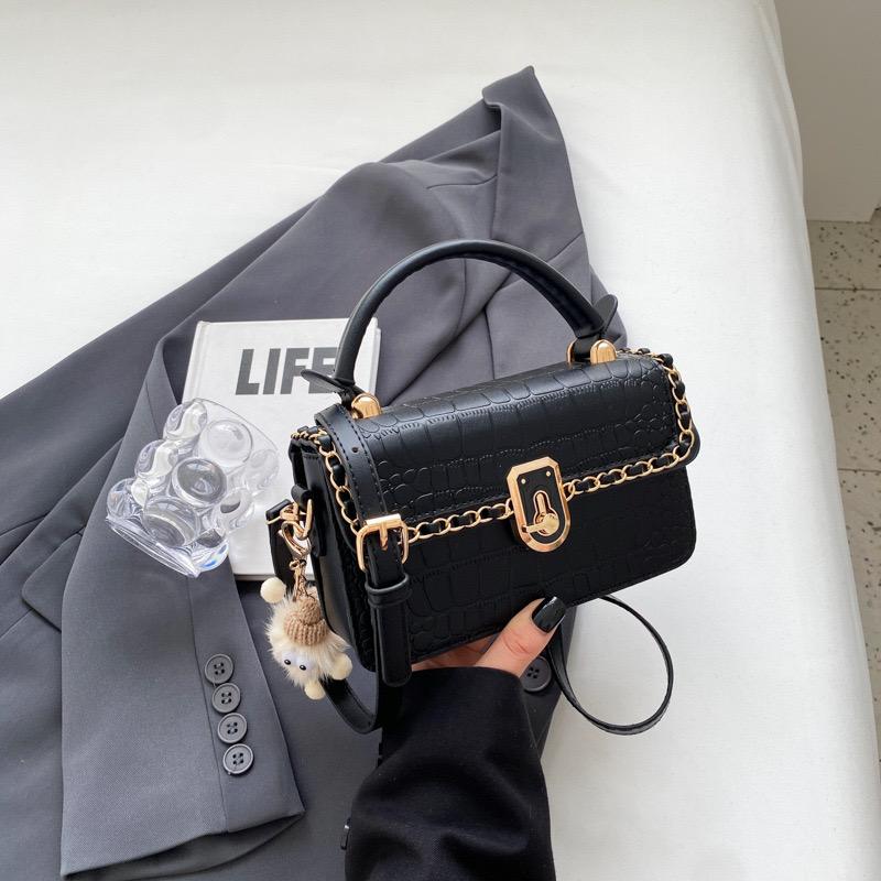 SIZE:20X12X7   Xinyi Bag Mẫu tết Túi Xách Nữ Đeo Chéo Hình Hộp Da Viền Dây Xích Kèm Gấu Bông Đi Tiệc Đi Chơi Phong Cách Hàn Quốc 2023_Quảng Châu Bag Kem tui  qc