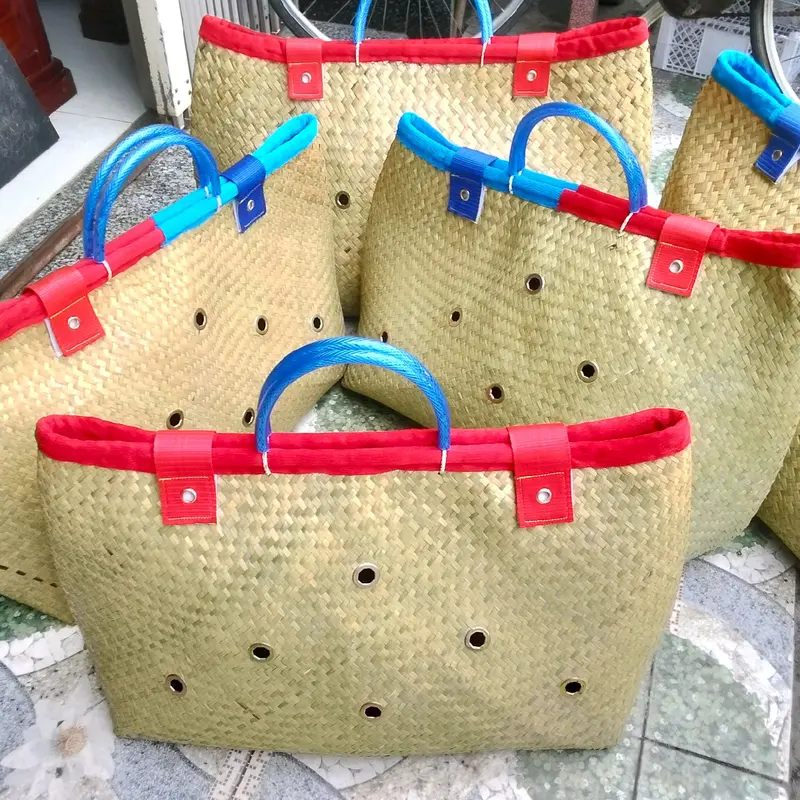 Giỏ Đệm Gà Cải Tiến 7tấc 12lỗ Màu Đỏ (70x46) - Dùng Cho Gà Từ 3ký Trở Xuống 0