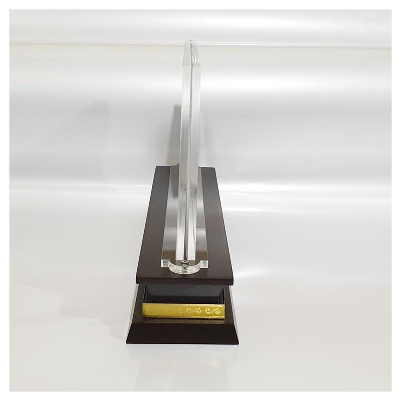 Biển chức danh mica đế gỗ - Bảng tên chức danh để bàn - Kệ đế gỗ, thân mica KT 12x24cm có ốc (không ốc) 4