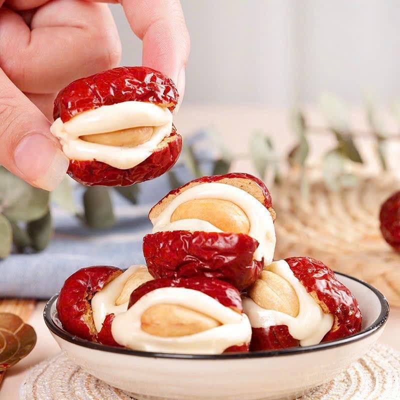 1 hộp kẹo Táo đỏ kẹo sữa lạc đà nhân hạt điều 300g