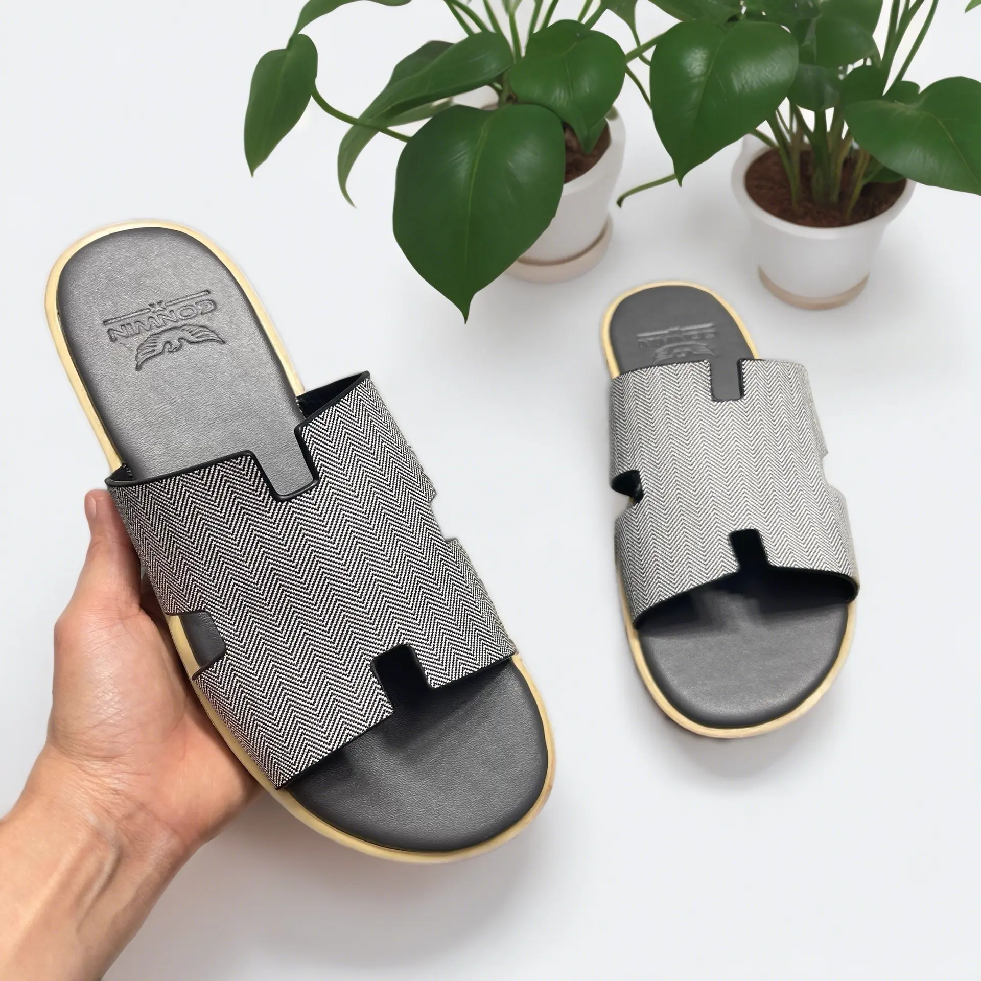 Dép quai ngang da nam Gonwin DN-40, Chất Quai Chéo liệu da Sit nhập khẩu, chống bụi, chống nước, đế bằng, vân gỗ chống trơn trượt, di chuyển trên mọi địa hình, không gây đau chân,đi được bốn mùa DéP Đồng Cao Su Quai Hậu Sandal