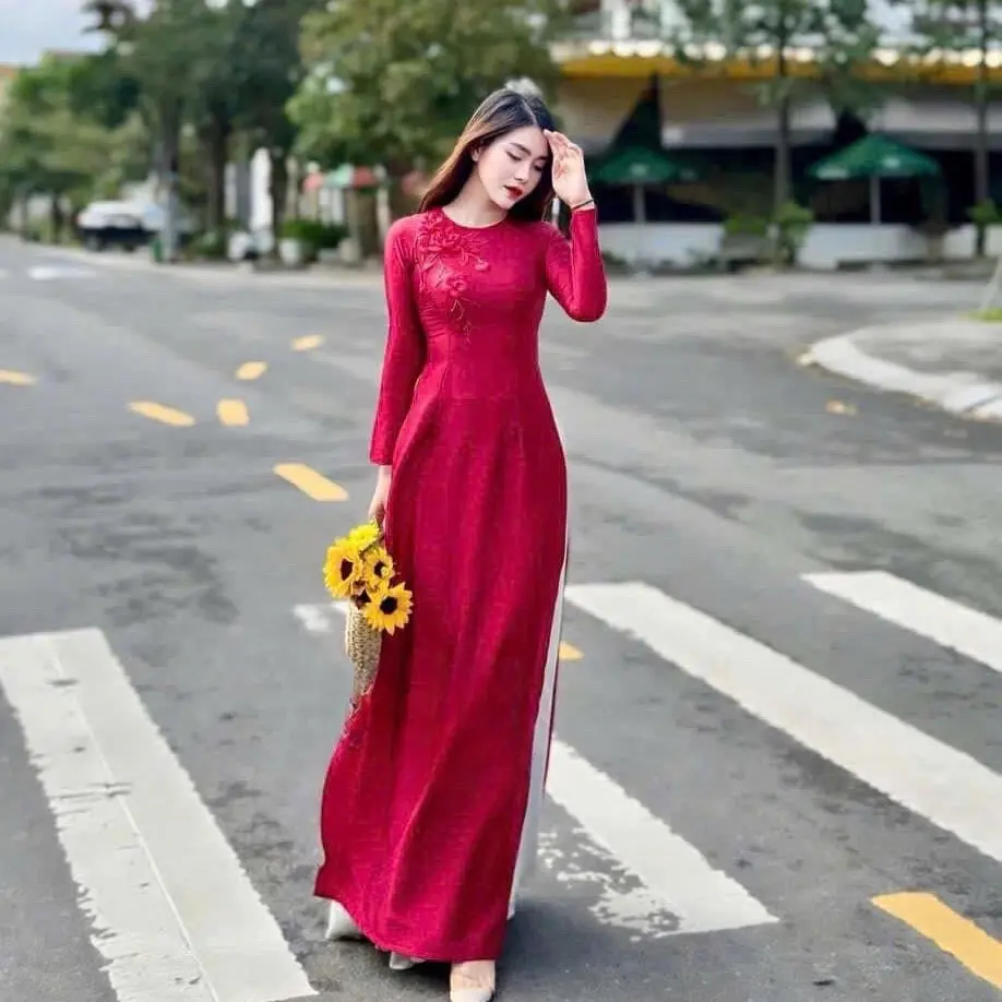 Áo dài lụa vân gỗ,phom dáng ôm ,cổ tròn ,tay dài. Đính kết hoa nổi nhẹ nhàng,xinh xắn.Áo dài Hoài Thu Nữ Women