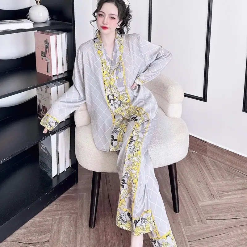 Đồ bộ pijama lụa latin , cổ sam , in hoạ tiết rừng màu xám phối viền vàng sang trọng , bigsize đến 90kg