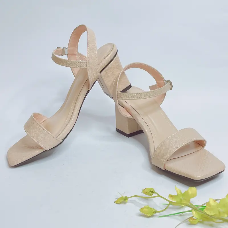 Giày sandal cao gót gót vuông to cao 5cm quai ngang với chất liệu da siêu mềm khóa cài ở cổ chân rất thoải mái 7