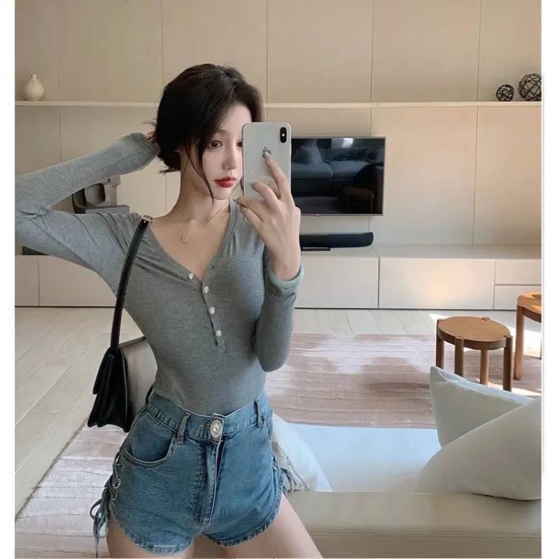 Áo thun cổ tim tay dài cúc đóng 3