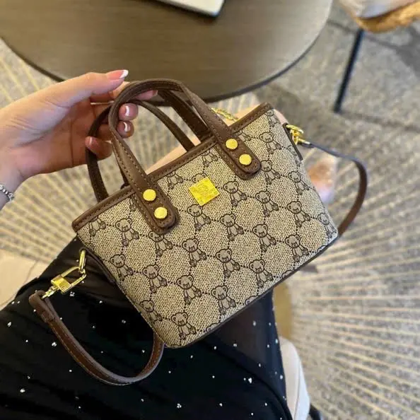 Làn gấu size 18 đựng vừa điện thoại cho nữ phom dày dặn cứng cáp Bag