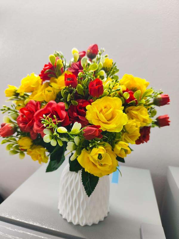 combo 4 cành Tặng 1 Bình Nhựa Cứng ,Canh Hoa Hồng Tỉ Muội  Mầu Vàng với Đỏ  cao 25 cm , cành 7 hoa ,7 nụ kèm Điểm Decor Phòng Trang Trí Nhà bình  hoa hoa  cốc 5