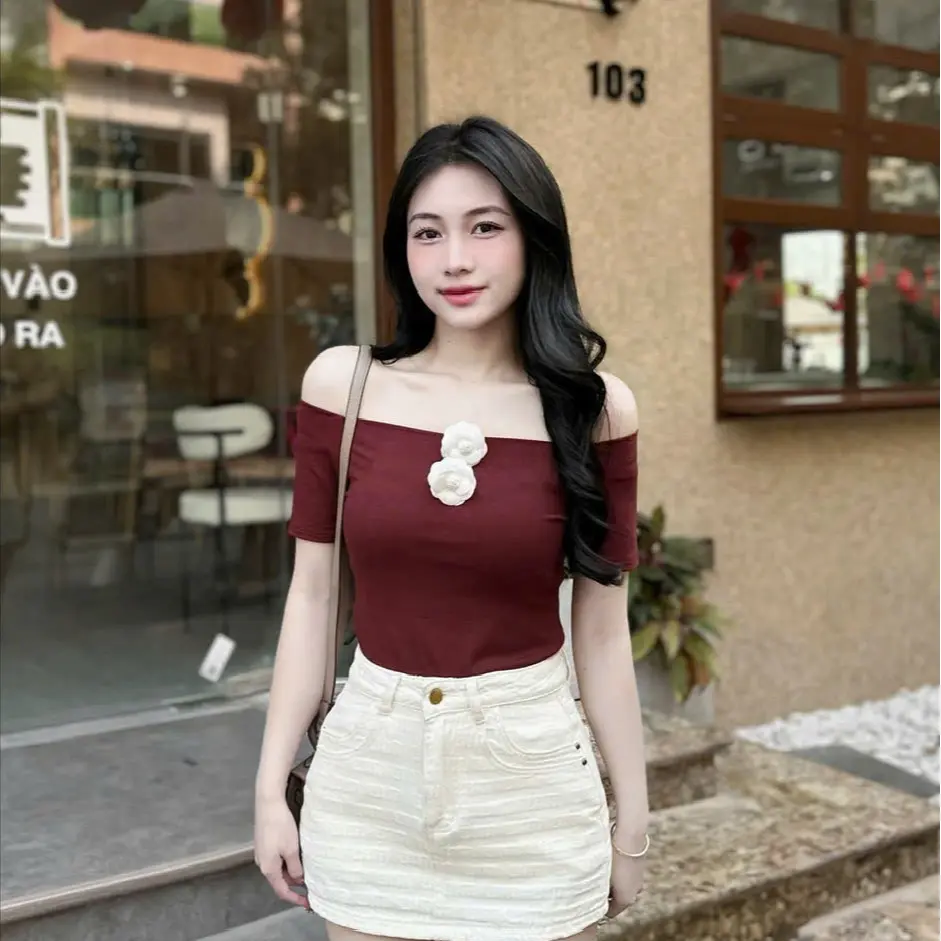Áo thun trễ vai đính kèm hoa trà trắng bánh bèo dễ phối đồ TOP 2025 Nữ Women