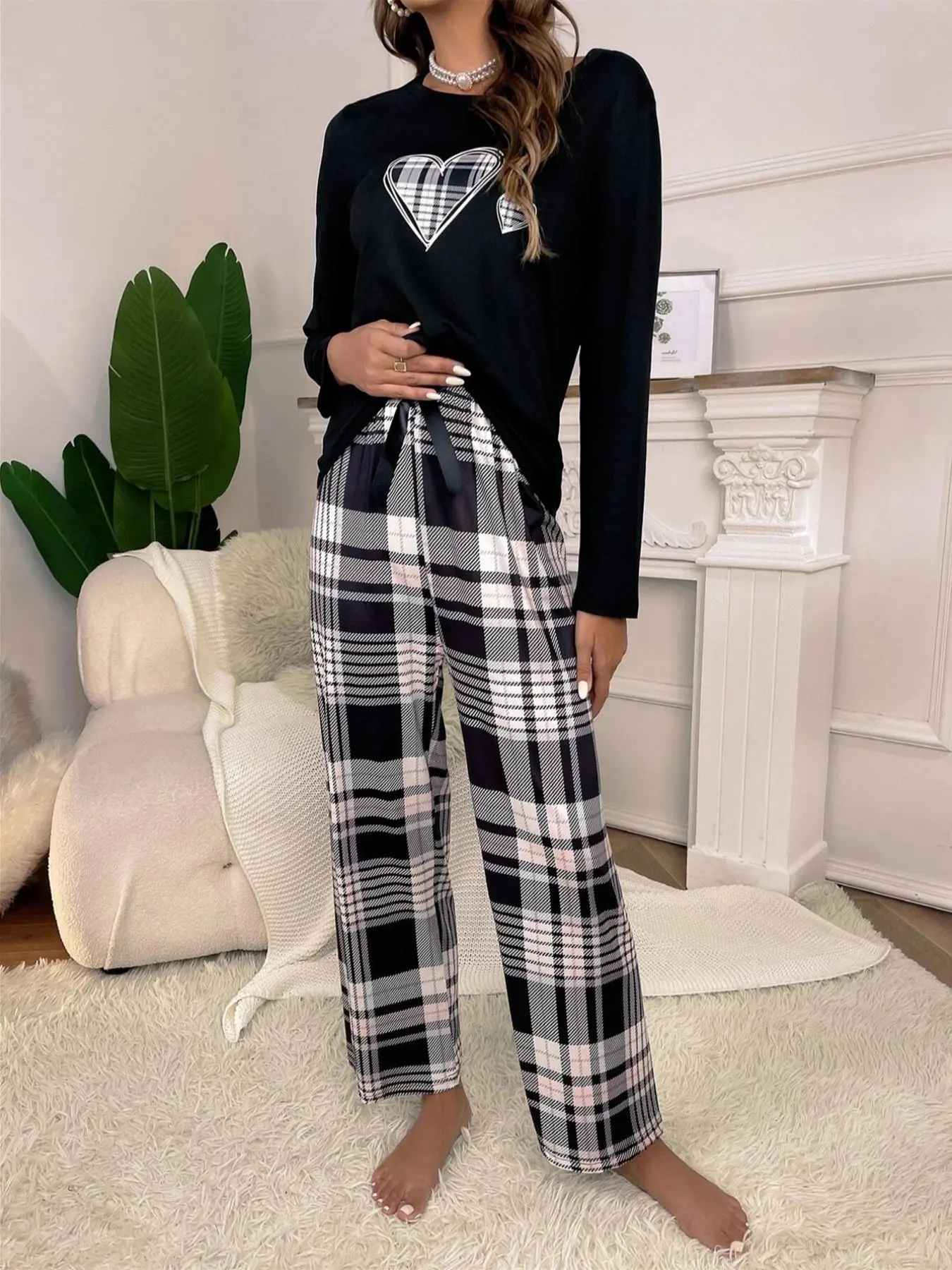 Women's Heart Print Crew Neck Tee & Plaid Print Elastic Waist Pants Pajama Two-Piece Set, Casual Comfy Round Neck Long Sleeve Pullover & Bow Decor Trousers PJ Set, Women's Sleepwear for Fall & Winter