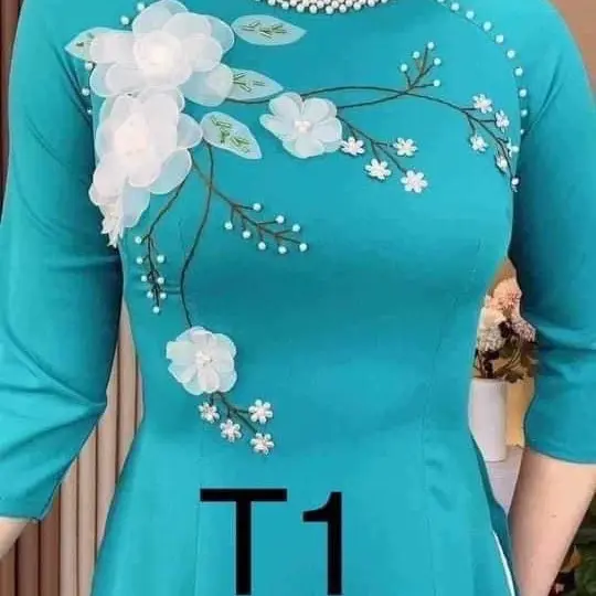 Áo vàng đính hoa cổ tròn.