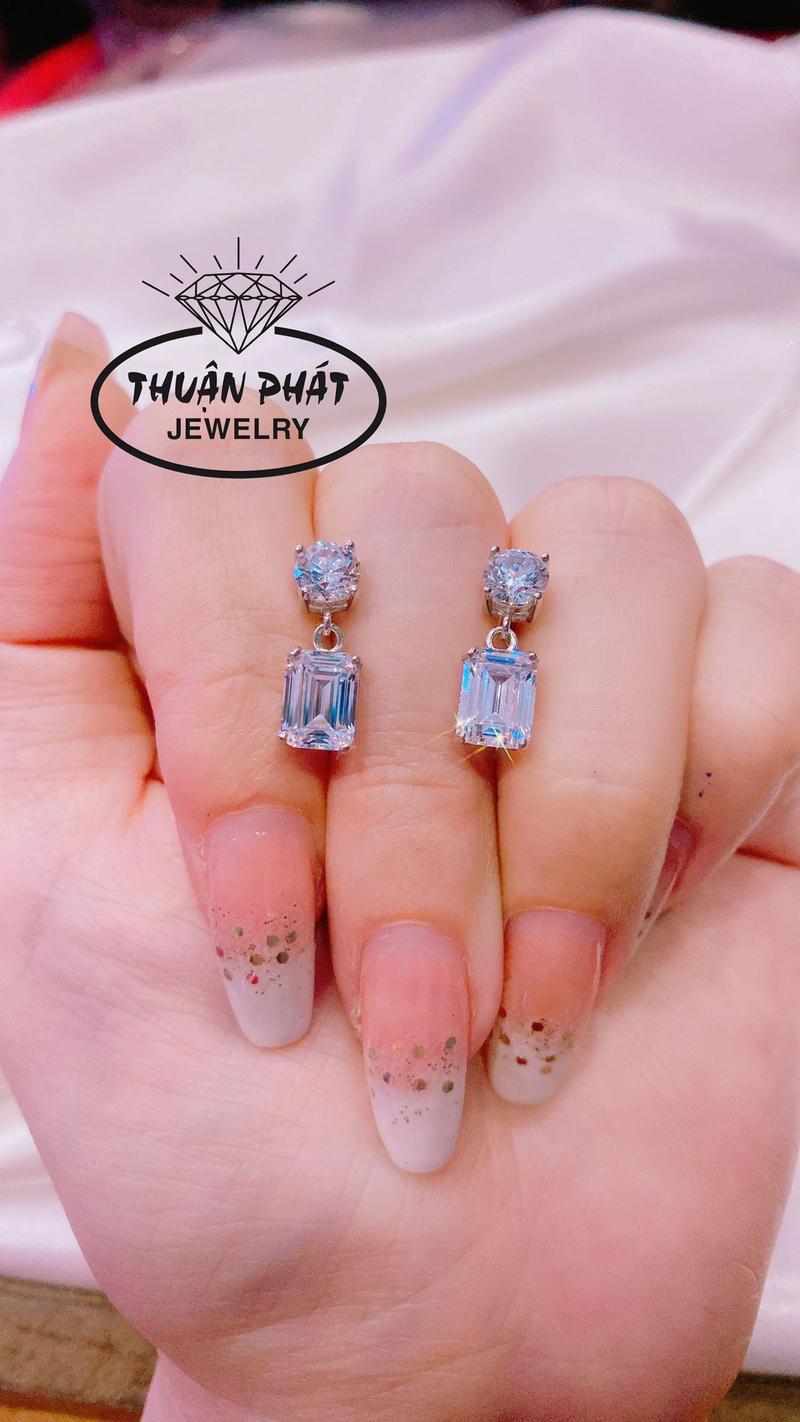 Product Introduction of Phụ Kiện Bông Tai Khuyên Tai Nữ B01029 Chui Đẩy Tòn Ten Viên Emerald Màu Trắng Đeo Tai Sang Trọng Trang Sức Bạc Ý Xi Bạch Kim - Bạc Thuận Phát 4